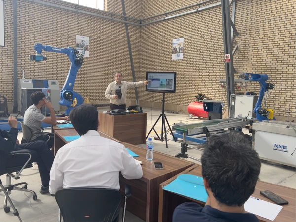 جلسه حضوری آموزش ربات صنعتی یاسکاوا | آکادمی آریان صنعت