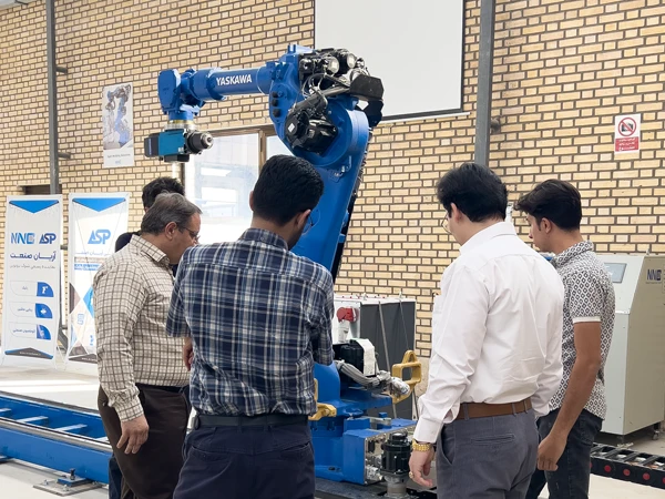 جلسه حضوری آموزش ربات صنعتی یاسکاوا | آکادمی آریان صنعت